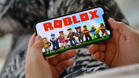 Playing games like Roblox on mobile
