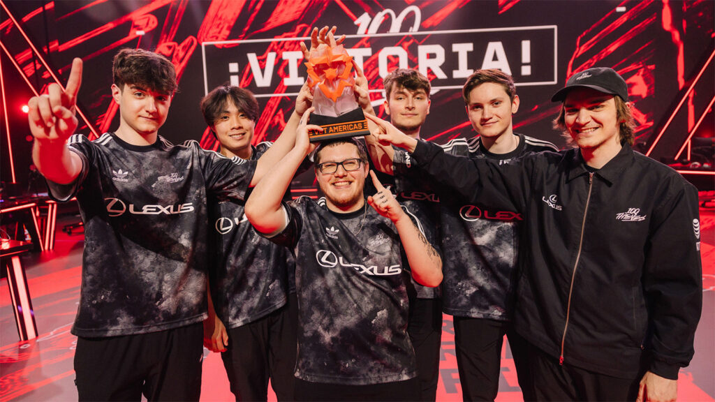 100 Thieves vistos en el escenario luego de su victoria durante las finales de mitad de temporada de VCT Americas en Riot Games Arena el 12 de mayo de 2024