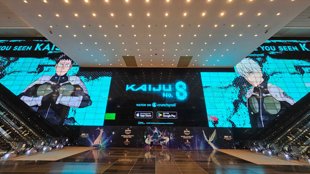 Promoción de Kaiju no 8 Crunchyroll en el Centro de Exposiciones y Convenciones Suntec Singapore mostrando el anime en el video wall más grande del mundo