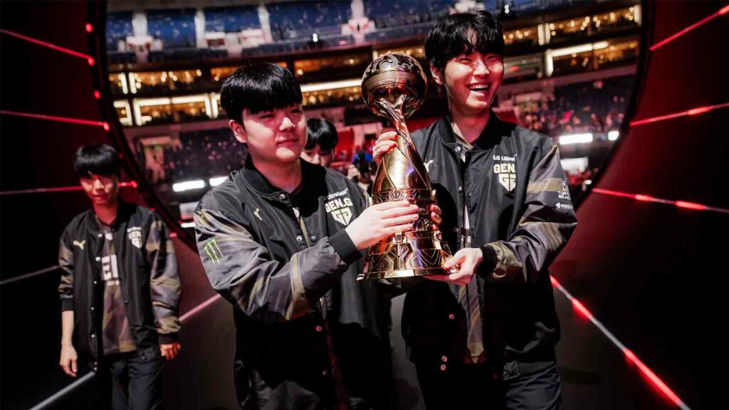 Gen.G Esports Canyon y Chovy levantan el trofeo después de su victoria contra Bilibili Gaming en las finales de mitad de temporada en el Chengdu Financial City Performing Arts Center en Chengdu, China, el 19 de mayo de 2024. (Foto de Colin Young-Wolff/ Riot Games)