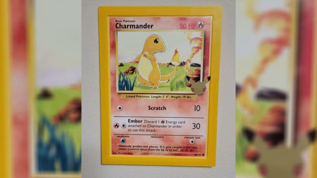 Tarjeta grande de Pokémon Charmander mostrada usando un marco de tarjeta