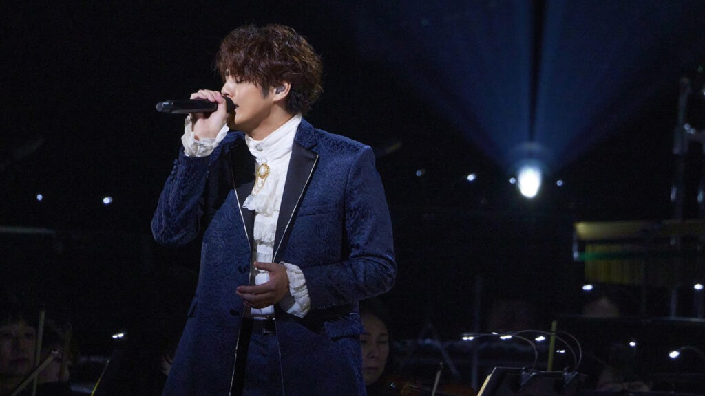 El actor de voz japonés (seiyuu) Mamoru Miyano actúa en un concierto