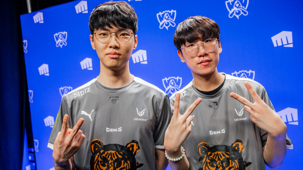 jeong "chovi" Ji-hoon (izquierda) y Park "Gobernante" Jae-hyuk posa en el escenario durante la fase de grupos del Campeonato Mundial de League of Legends el 16 de octubre de 2022 en Nueva York.