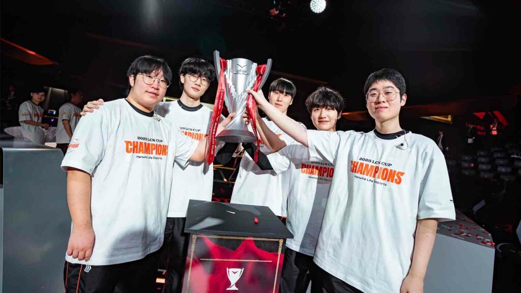 Hanwha Life Eesports sosteniendo un trofeo LCK Cup 2025