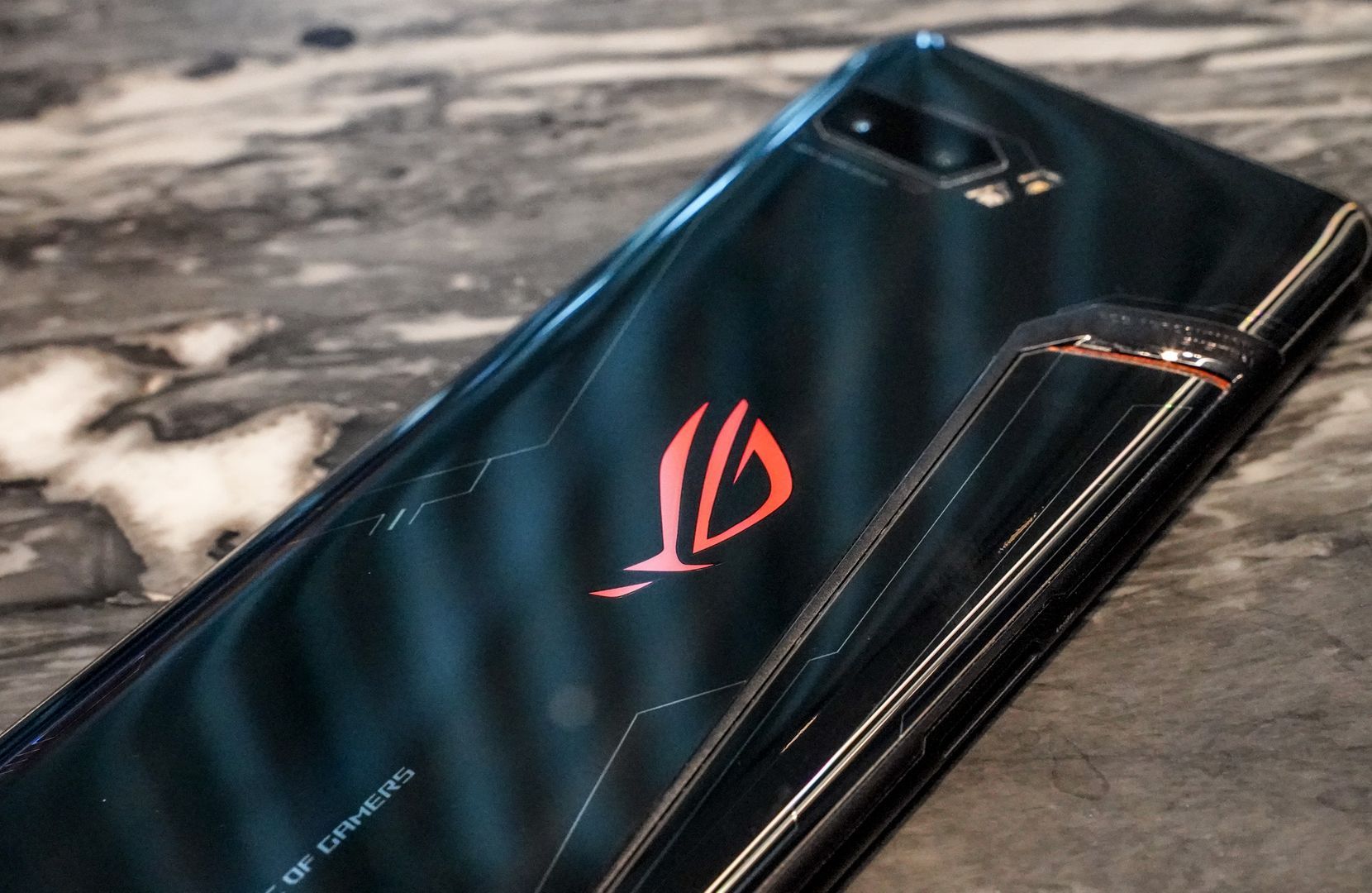 ASUS ROG Phone II Ultimate Edition: 120 Hz, 12 GB / 1 TB with 6000 mAh