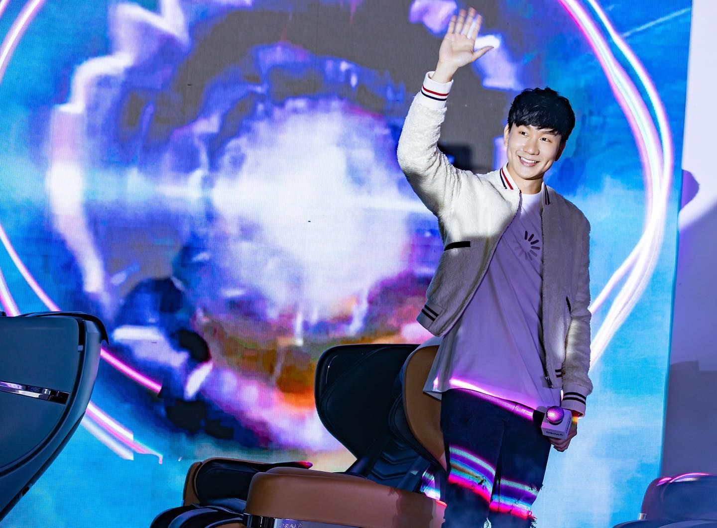 Jj Lin And Osim Unveil The World S First Gaming Massage Chair One Esports One Esports