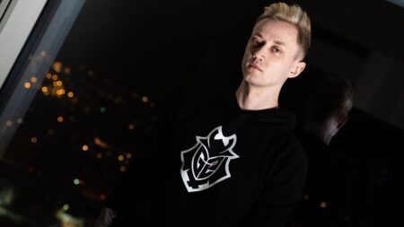 Rekkles wearing his G2 Esports hoodie.