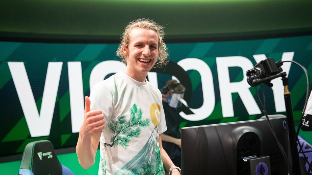 FlyQuest Licorice on stage with thumbs up during 2021 LCS Summer Split Week 1