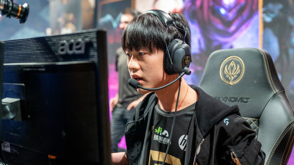 Royal Never Give Up Ming playing