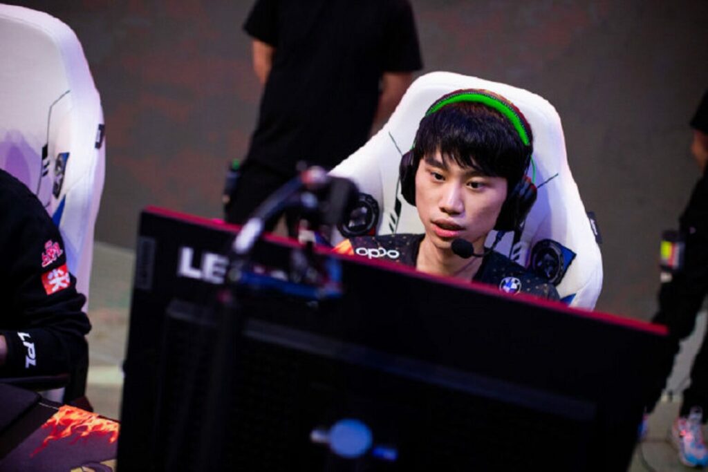 League of Legends pro player Doinb from FunPlus Phoenix is one of the mid laners to watch out for at Worlds 2021.