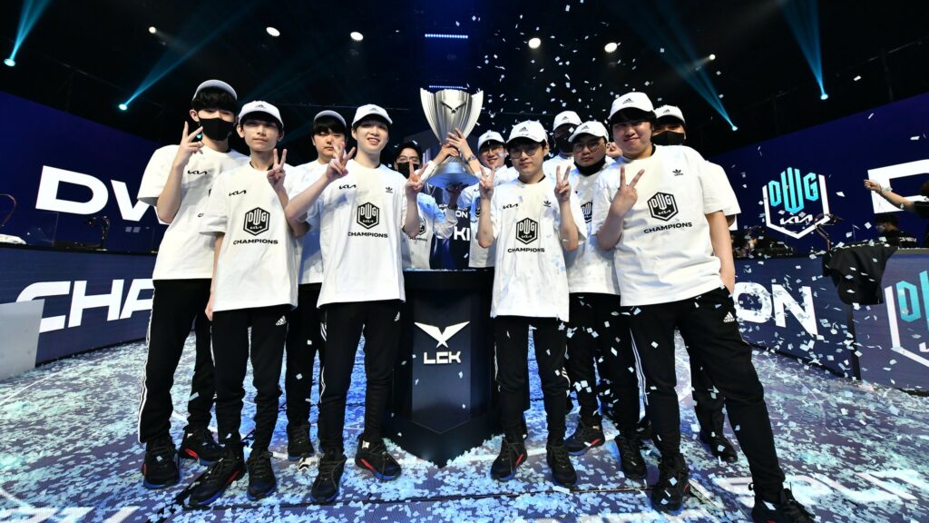 DWG KIA pose as champions of the 2021 LCK Summer