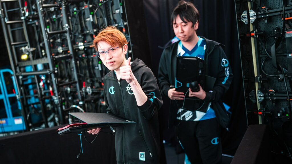 DFM Evi and his thumbs up pose