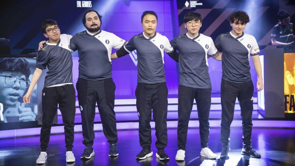 Evil Geniuses posing after a win during the 2021 LCS Summer Split