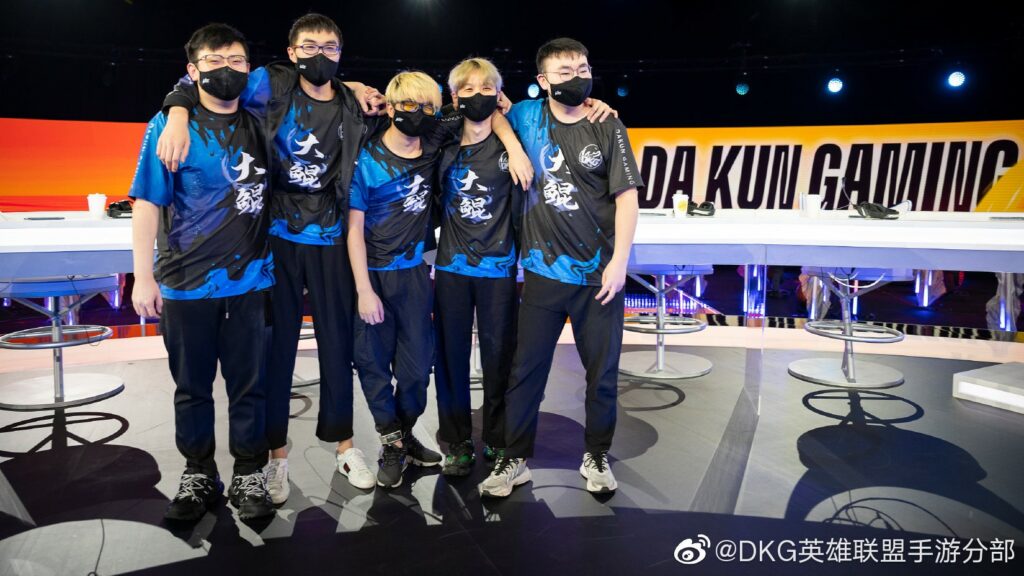 Da Kun Gaming posing after their day one victory at the Wild Rift Horizon Cup