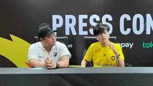 ONIC Esports' Kairi “Kairi” Rayosdelsol at Coach Denver “Yeb” Miranda