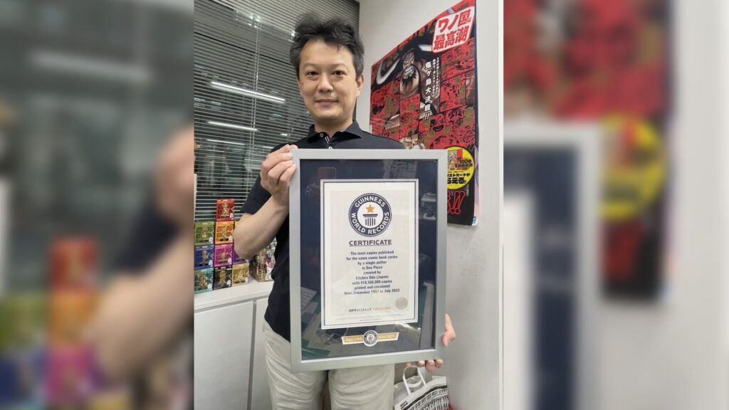 Editor-in-chief Hiroyuki Nakani showing off Eiichiro Oda's new Guinness World Record certificate