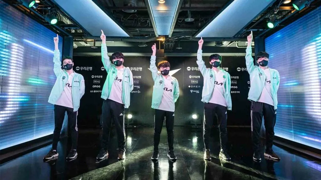 DWG KIA doing the one pose at LCK Summer 2022 playoffs