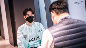 League of Legends DWG KIA Burdol Exclusive Interview smiling in front of camera