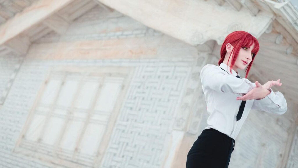 Knite's Makima cosplay doing execution ritual