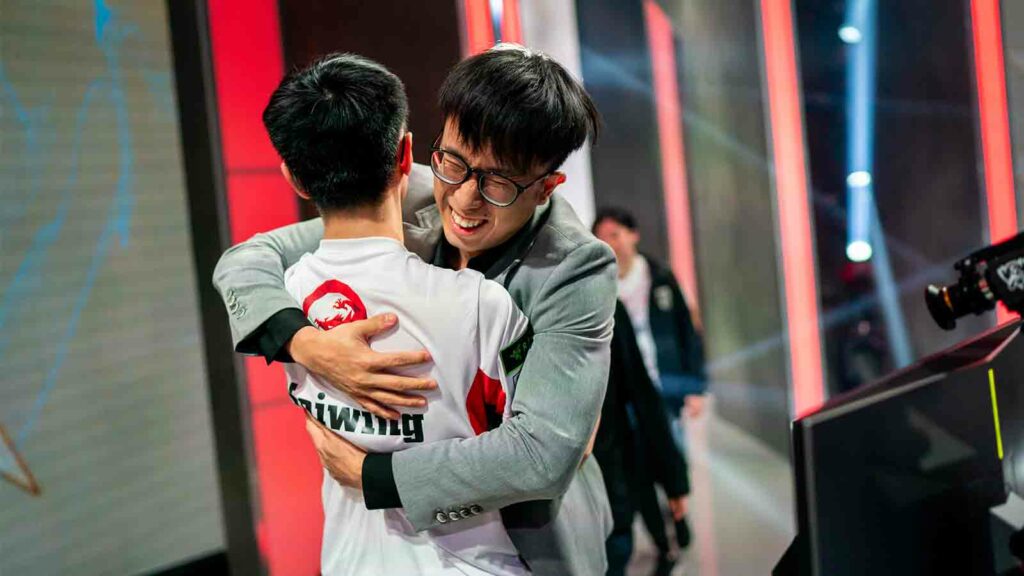 HKA coach Chawy and Kaiwing embrace at Worlds 2019