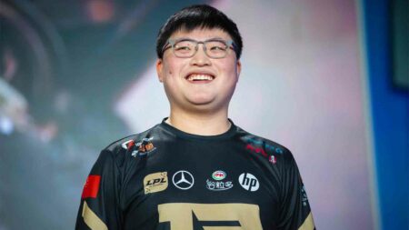 RNG Uzi at MSI 2018 smiling on stage