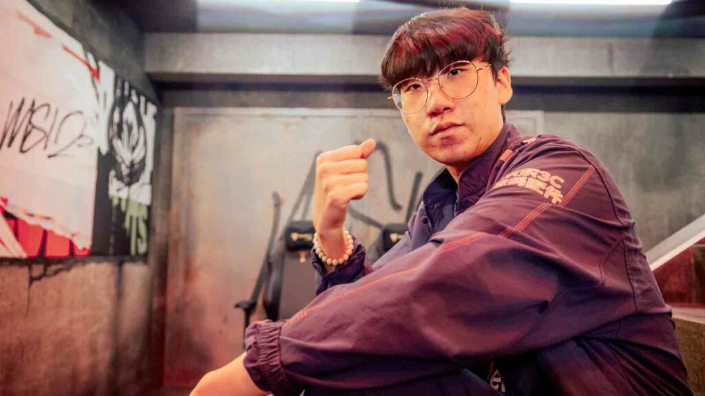 JD Gaming Ruler at MSI 2032 bracket stage posing with a closed fist