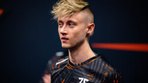 Rekkles wearing Fnatic jersey