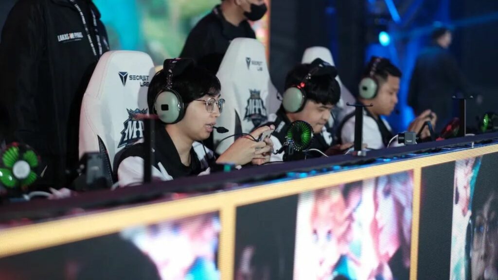 Blacklist International's OhMyV33nus playing on the MPL PH Season 11 playoffs stage