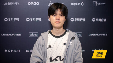 League of Legends Dplus Kia's Deft post match interview posing for portrait picture