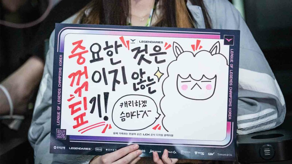 Alpaca fan sign for Deft during Dplus KIA's game at LCK Summer 2023