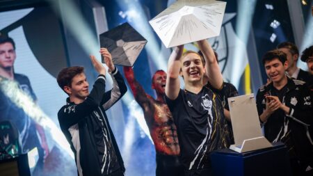G2 Esports Caps raising the LEC Summer 2023 trophy