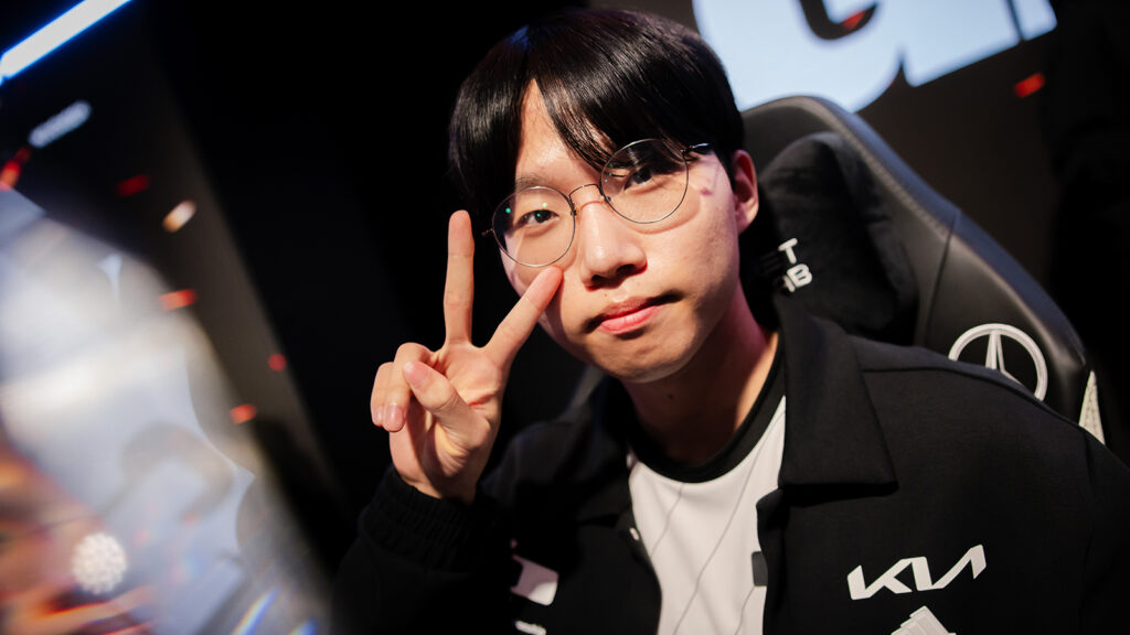 League of Legends Dplus KIA Canna with a V sign during a 2023 Worlds match