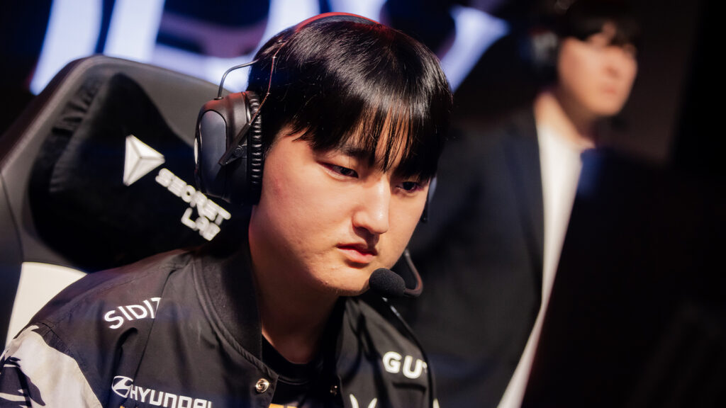 League of Legends Gen.G Peyz Worlds 2023 Swiss stage on the computer