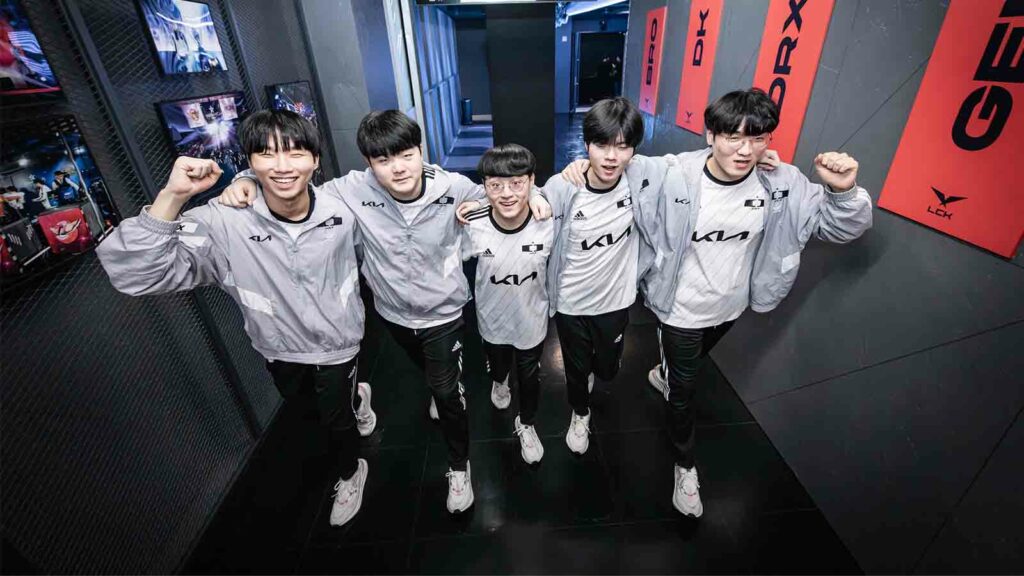 Dplus KIA celebrating after qualifying for Worlds 2023 at the LCK Regional Finals 2023