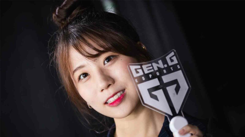 Jeesun holding a Gen.G fan sign at Day 5 at the 2018 World Championship Group Stage at the Busan Exhibition and Convention Center in Busan, South Korea