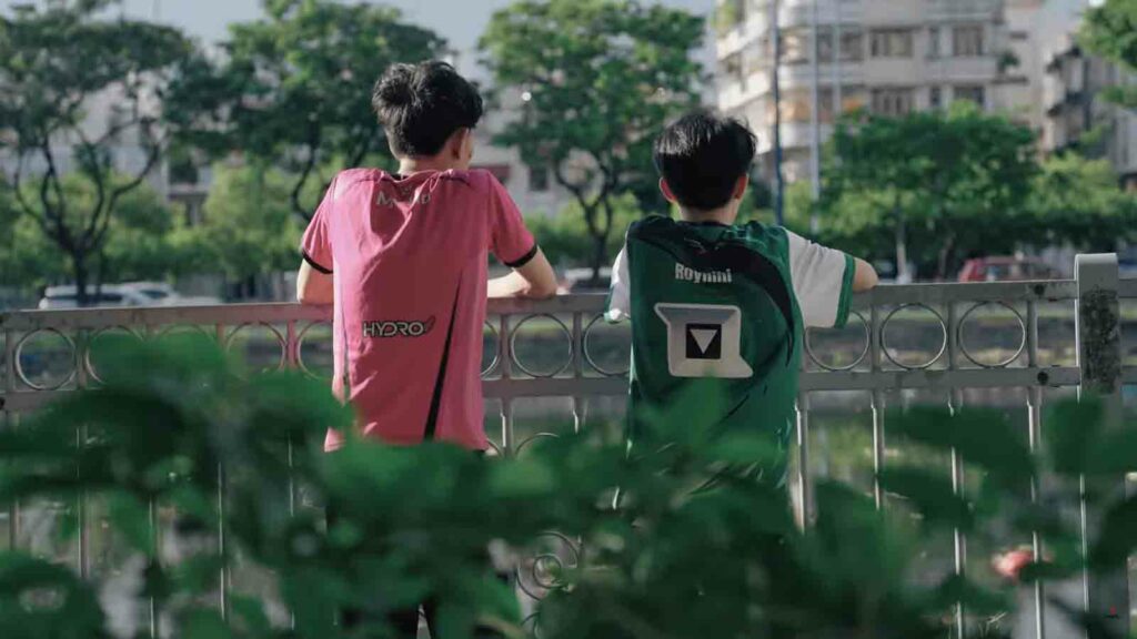 VNGC Naraka Bladepoint esports coach Le Ho Anh and player Royhihi back view 