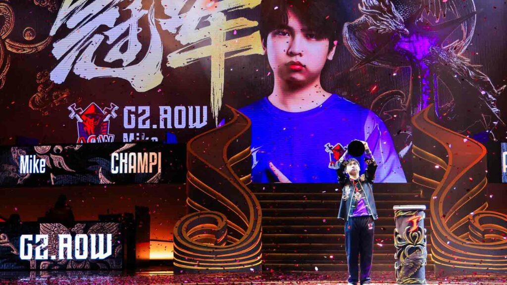 Naraka Bladepoint world championship J Cup 2023 solo champion Mike lifting the trophy in Chengdu, China