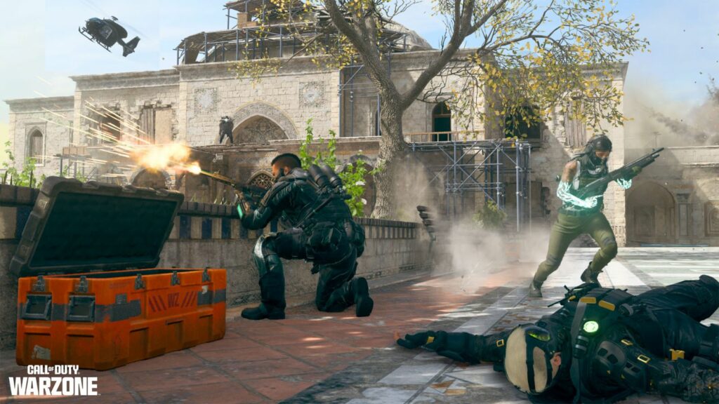 Operators fighting in Loot Hot Zones, a new feature in Warzone season 4