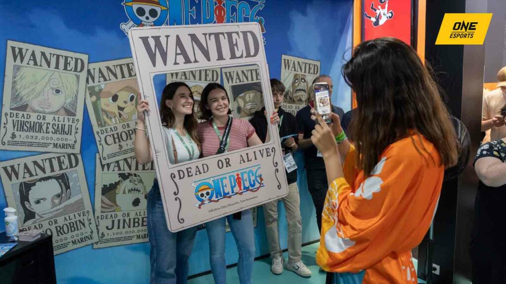 One Piece photo op with fans posing with the WANTED poster