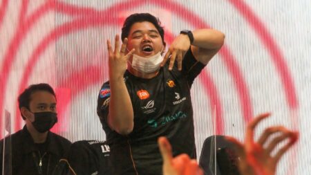 Cara RRQ Hoshi bangkit, emblem tank terbaik, R7, Mobile Legends, MLBB, RRQ Hoshi, Playoff MPL ID S10, Sakit tangan R7