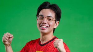 Yawi suot ang uniporme ng Aura Fire